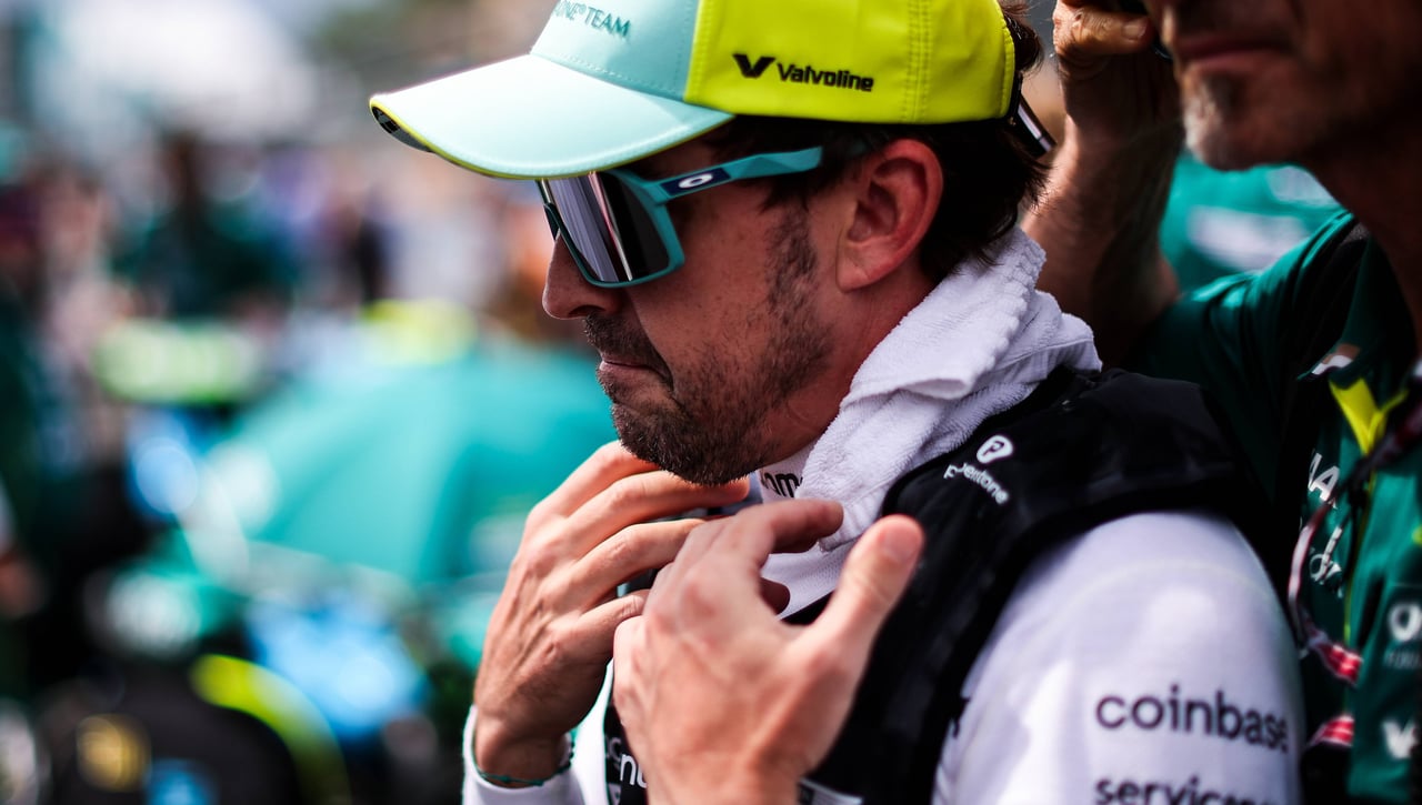 Fernando Alonso contradice a Aston Martin y sus mejoras