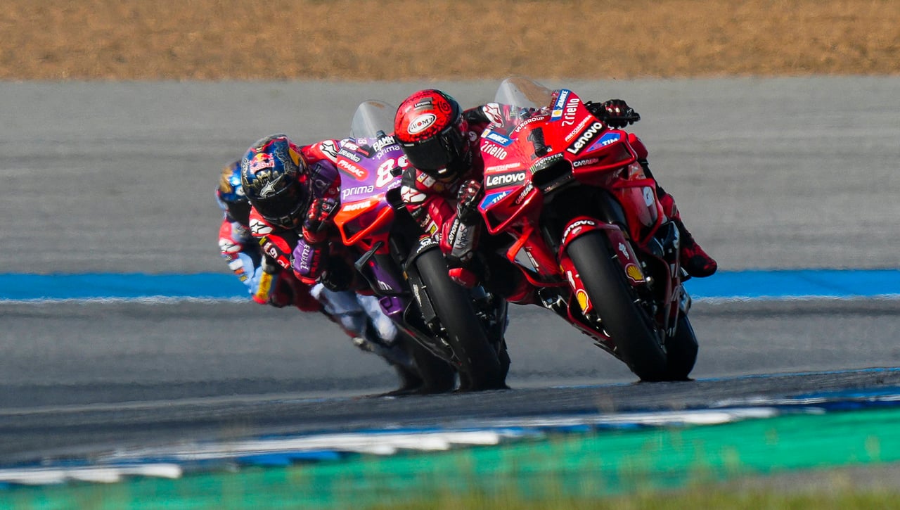 Jorge Martín se cae y Bagnaia aprovecha sus nervios