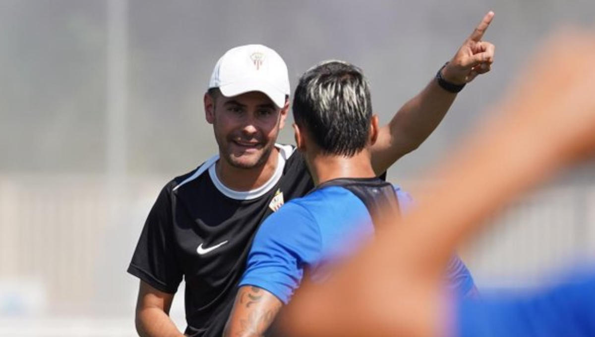 Palo con el nuevo entrenador del Mirandés