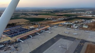 Un objeto no identificado en Sevilla obliga al aeropuerto a desviar varios aviones