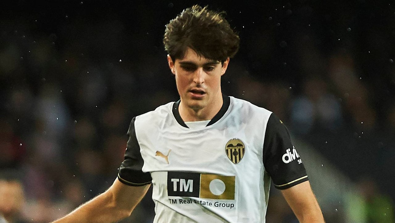 Javi Guerra le gana la partida a Pepelu en el nuevo Valencia de Carlos Corberán