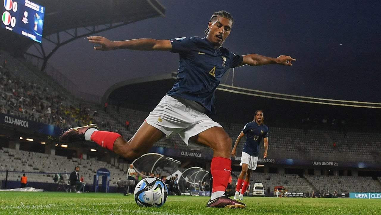 El jugador del Sevilla Loïc Badé arranca con mal pie la Euro sub 21 