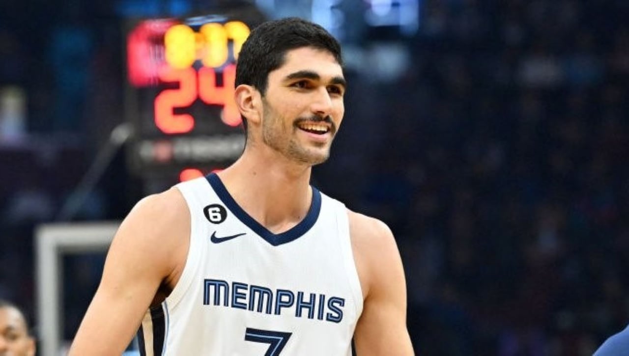 Santi Aldama le manda un mensaje a la NBA en un partido con pelea por un puñetazo en las partes nobles