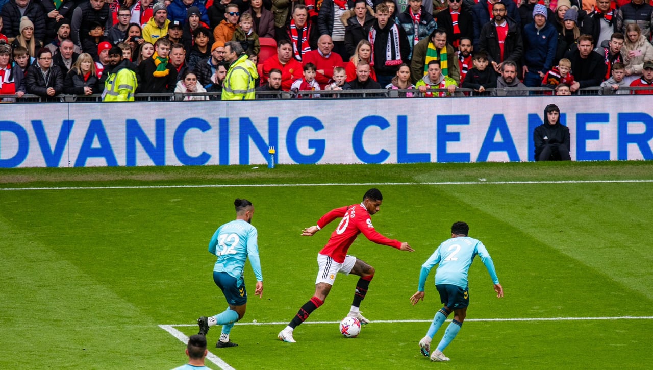 Pinchazo del United ante el colista y lesión de Garnacho antes de visitar al Betis