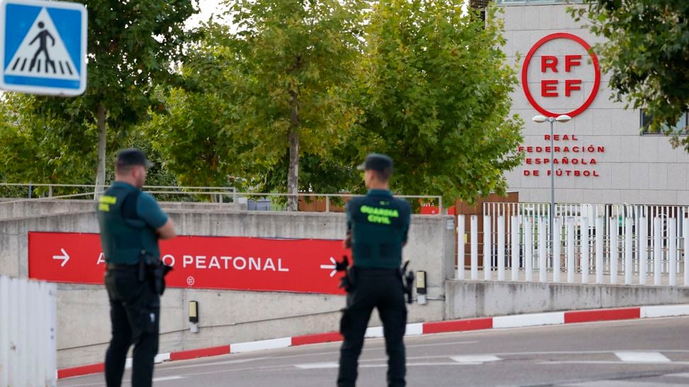 La Guardia Civil registra la sede de los árbitros