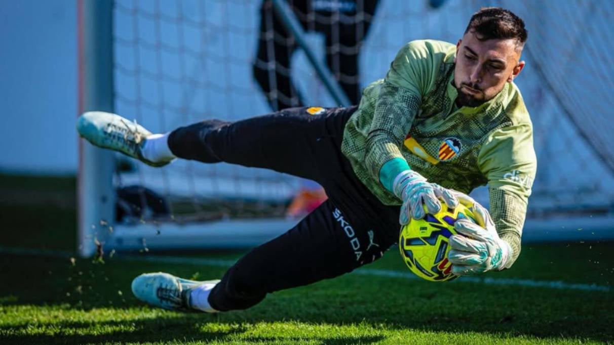 El Valencia sorprende con su decisión sobre Cristian Rivero, libre para firmar con cualquier club