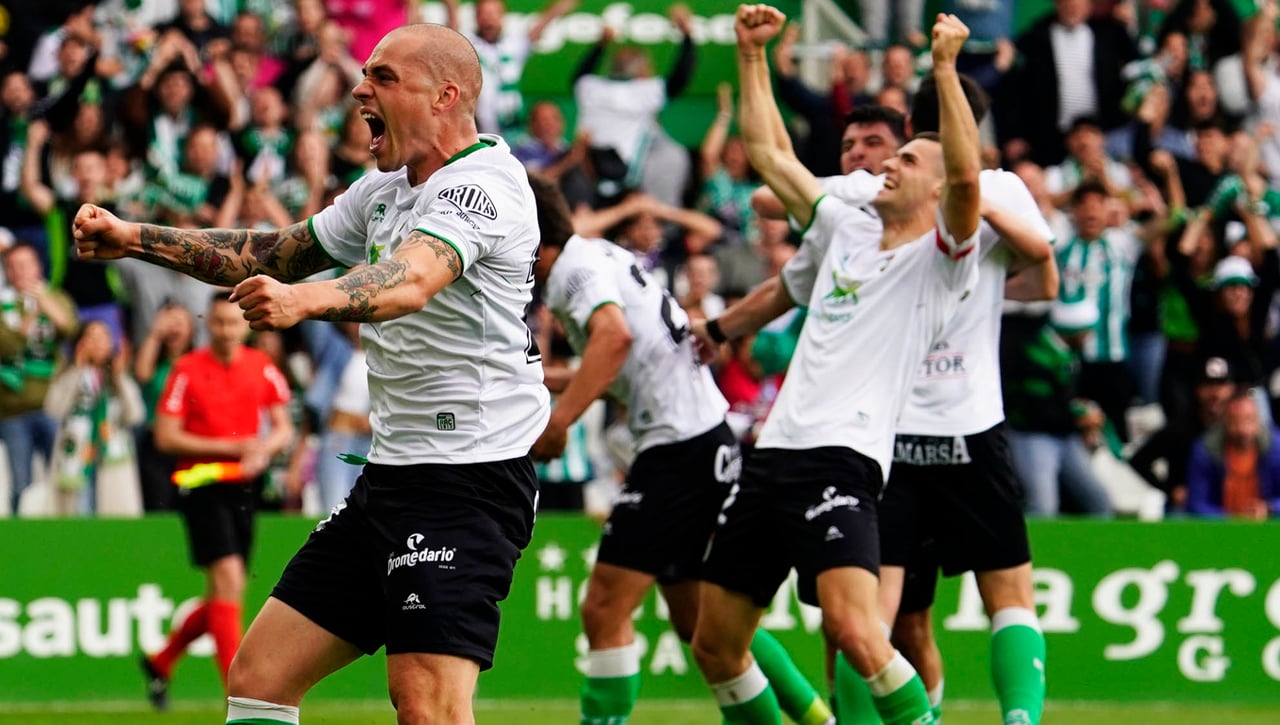 El Racing de Santander sella su permanencia y mete en un lío a Eibar y Málaga