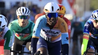 Girmay da a Andrés Iniesta su primer gran triunfo