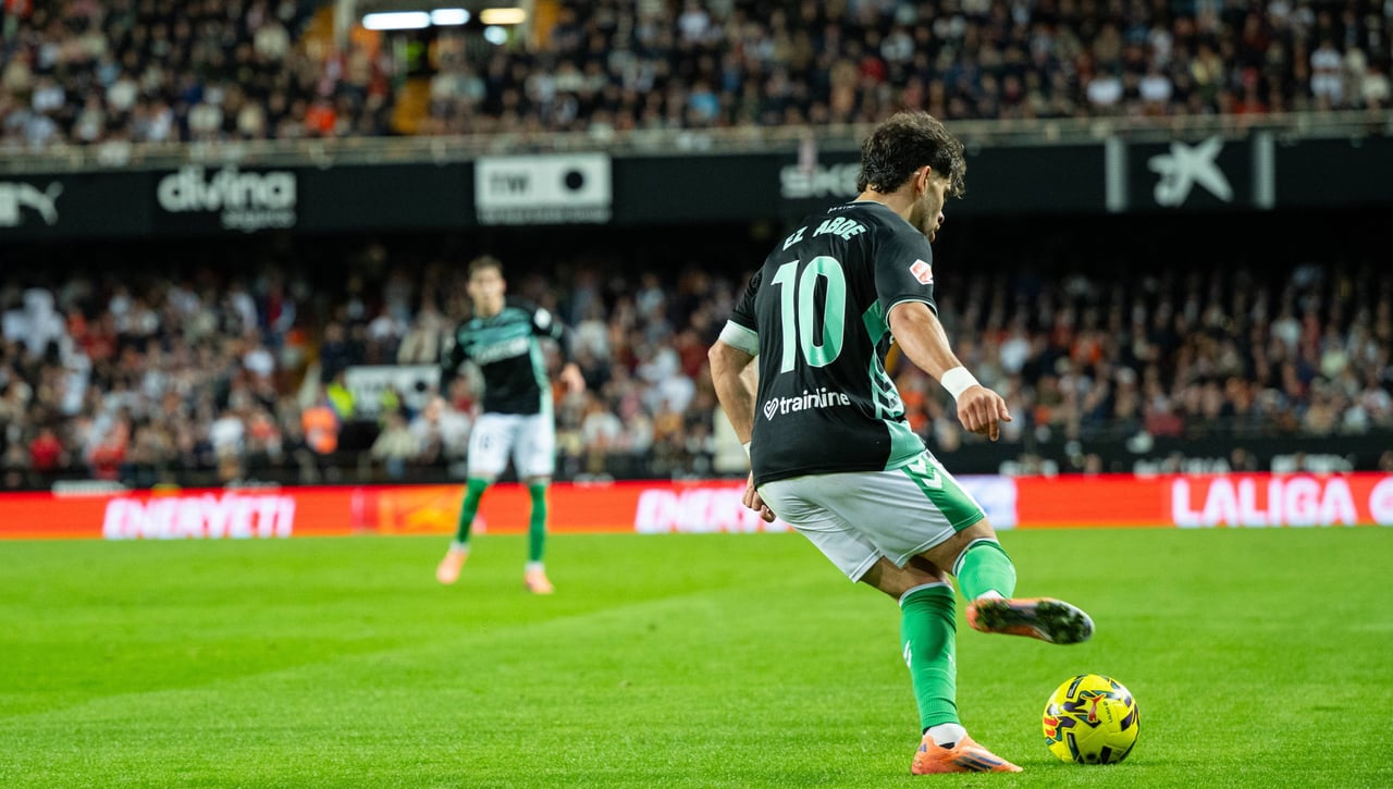 LaLiga denuncia insultos al Betis en Nervión y Mestalla, pero hace oídos sordos con el dedicado a Abde