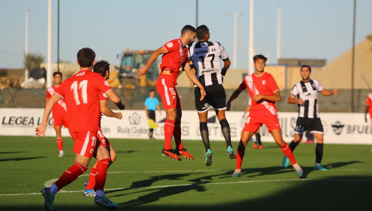 Linense 2-0 Sevilla Atlético: la expulsión marcó el duelo de aspirantes