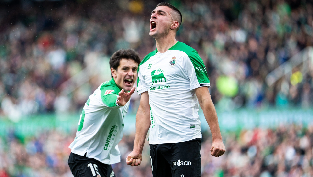 Karrikaburu da la cara en el peor momento del Racing de Santander