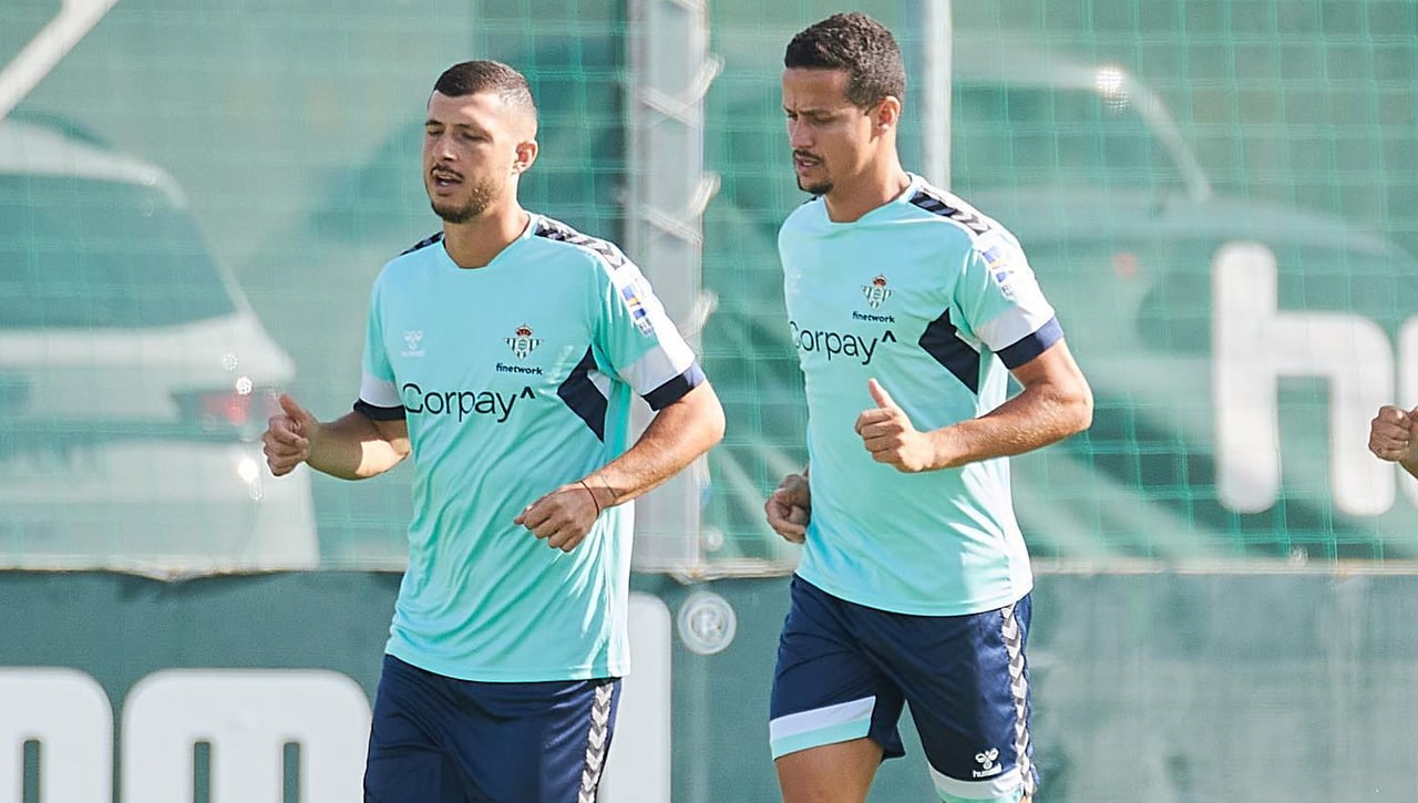 Los movimientos de Nápoles y West Ham alargan la inquietud en el Betis