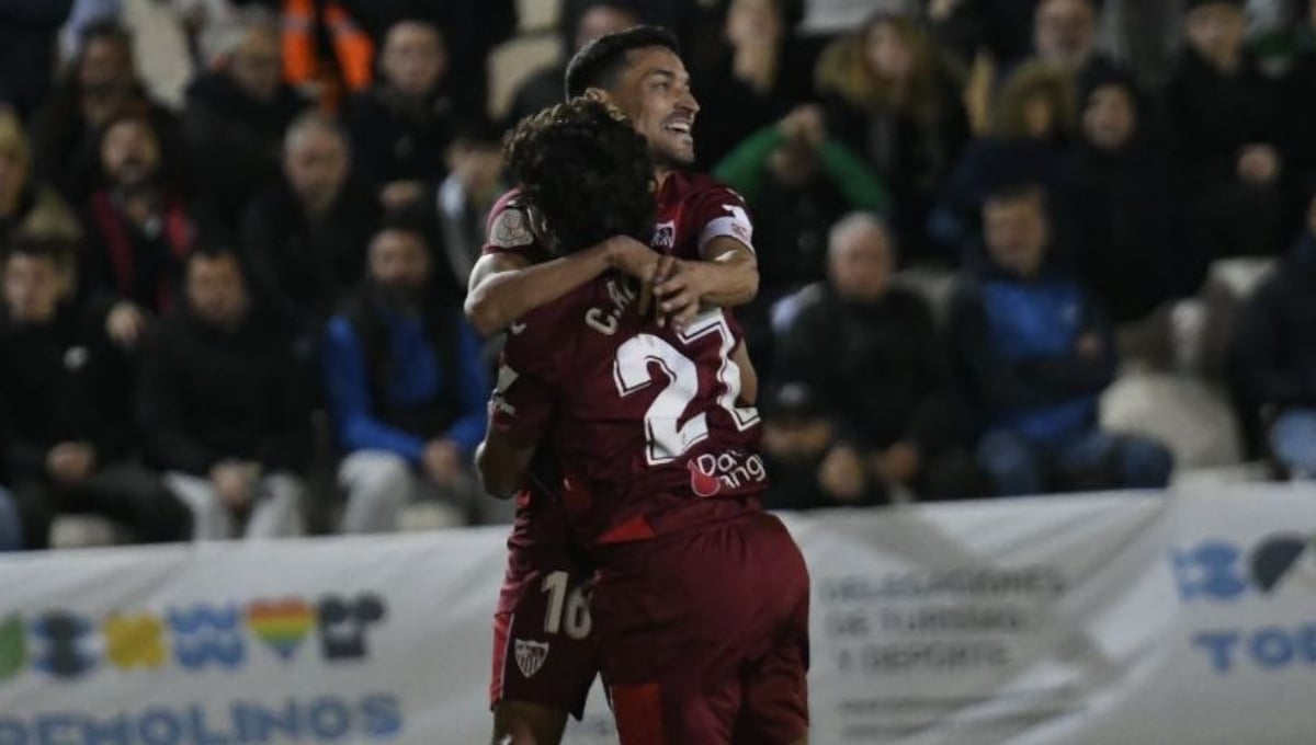 Carlos Álvarez pasa por encima de Januzaj y envía un mensaje a Sampaoli