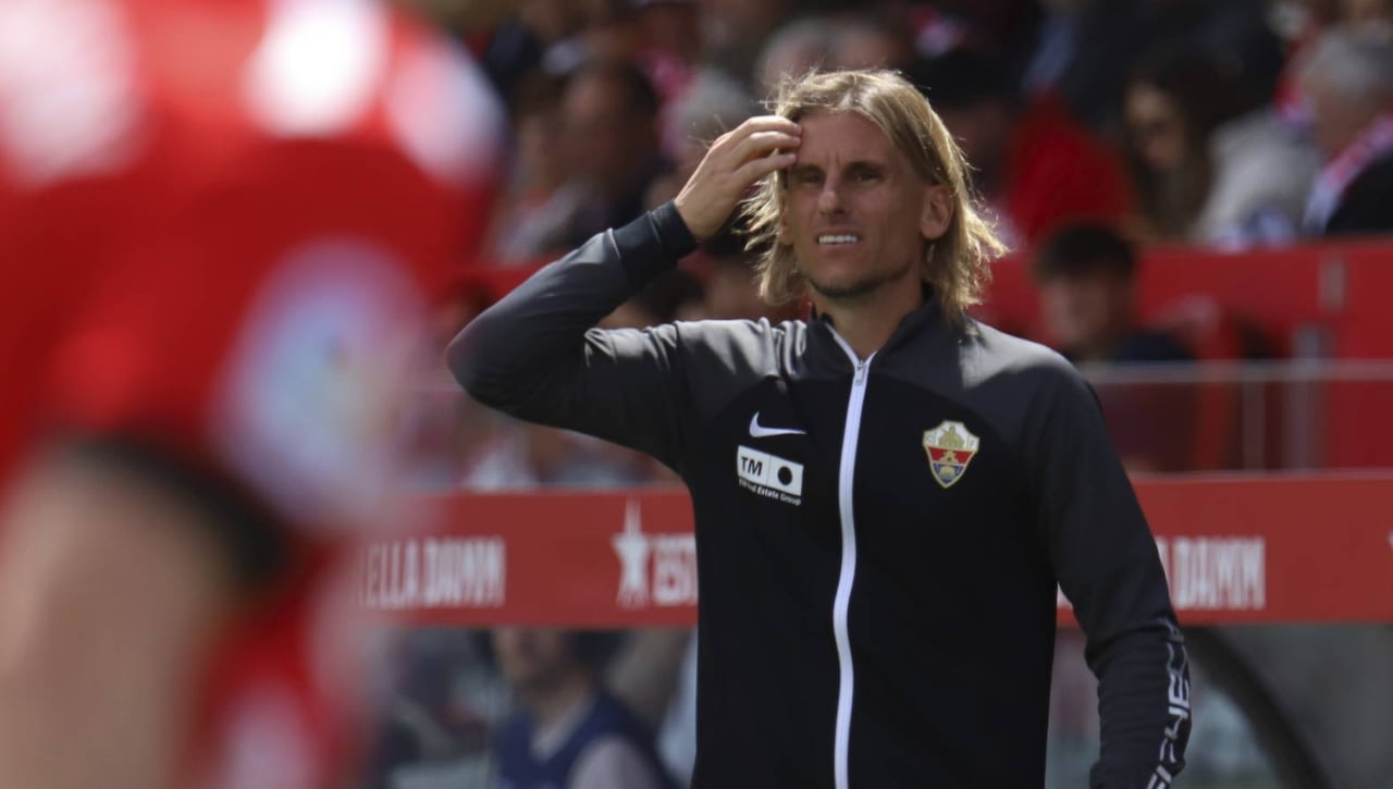 El entrenador del Elche salva su cabeza por los pelos