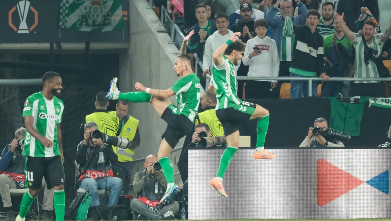 Abde se sienta en una mesa histórica en el Betis y el insaciable Antony llama para reservar  
