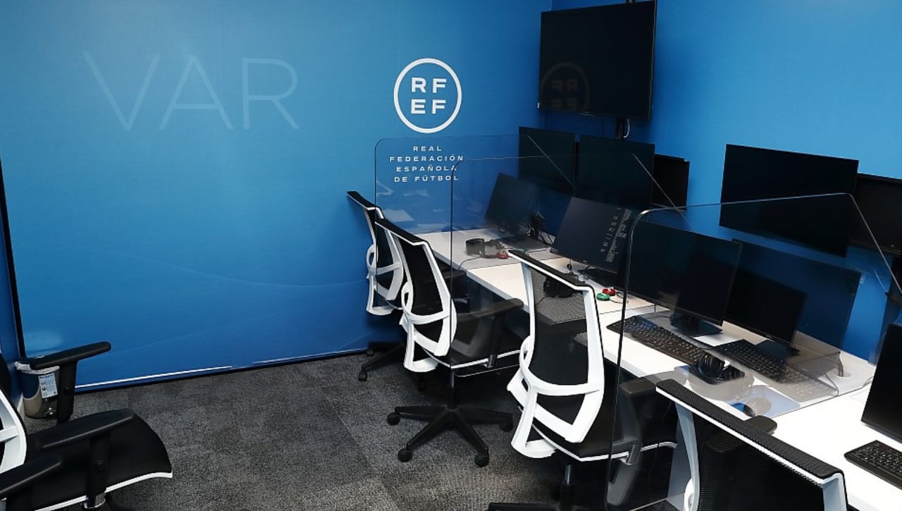 La RFEF confirma el fuera de juego semiautomático y un sexto cambio para LaLiga 2024-25