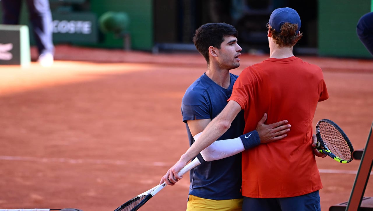 Carlos Alcaraz da la sorpresa y se impone a Sinner