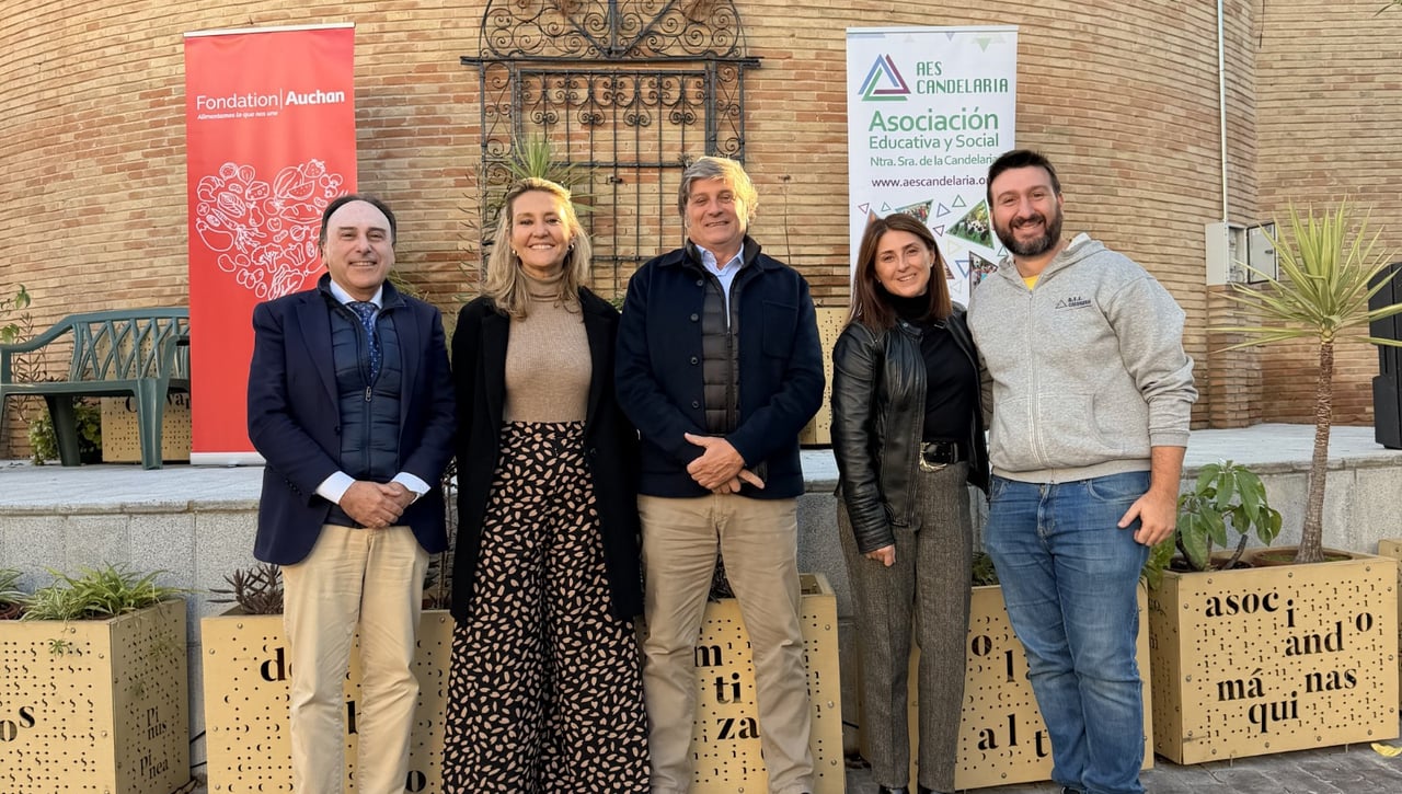 La Fondation Auchan (Alcampo) impulsa un huerto vertical educativo para transformar Tres Barrios-Amate