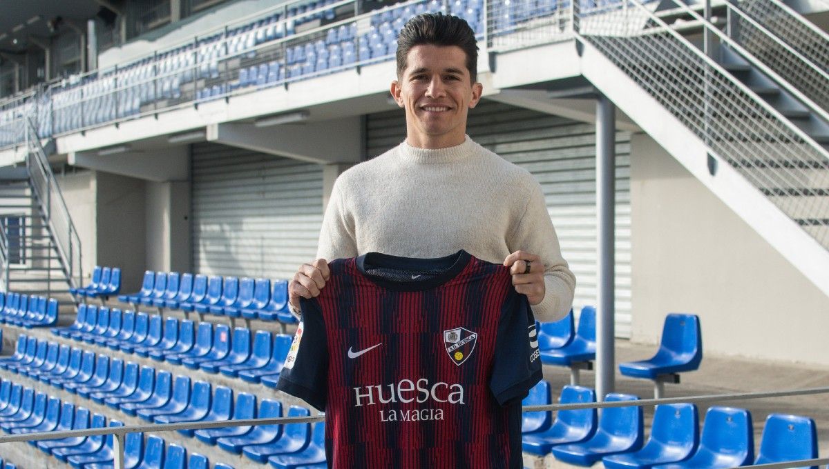 Juanjo Nieto firma por el Huesca