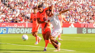 La polémica del Sevilla - Barça: el controvertido penalti de Araujo a Isaac detectado por el madrileño Del Cerro Grande