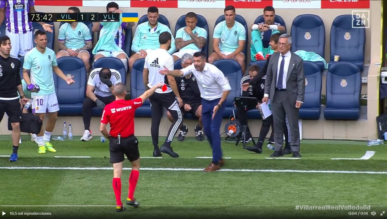 La imagen de la polémica en el Villarreal - Valladolid: ¡Roja al entrenador visitante!