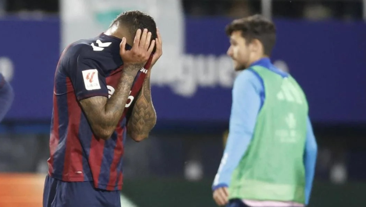 Un jugador del Eibar se le escapa al Espanyol