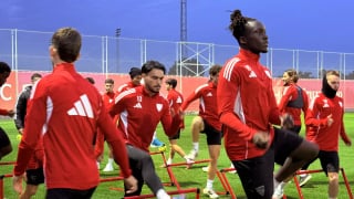 El Sevilla prepara con caras largas otro fin de año en Madrid: sin Copa, con ocho bajas y tras 18 visitas seguidas sin ganar     