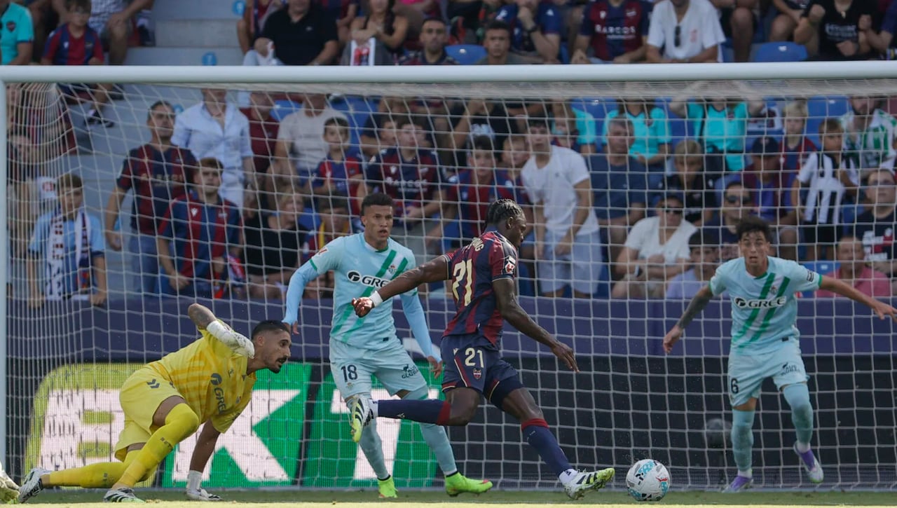 Ángel Cuéllar señala los problemas del Betis en ataque: "Sé que intentó fichar a Etta Eyong, pero..."