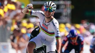 Enric Mas acaba por los suelos y Pogacar lo celebra