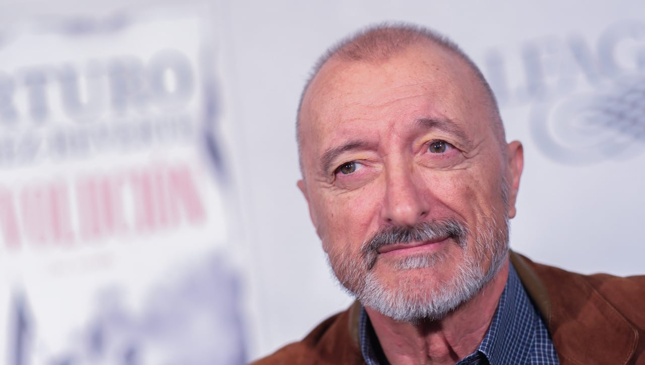 Arturo Pérez Reverte sorprende con su crítica de 'El Cautivo' y su apoyo a Alejandro Amenábar 