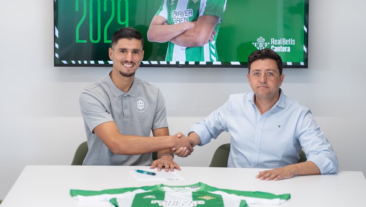 El Betis anuncia el fichaje de Moha y la venta de Souleymane Faye