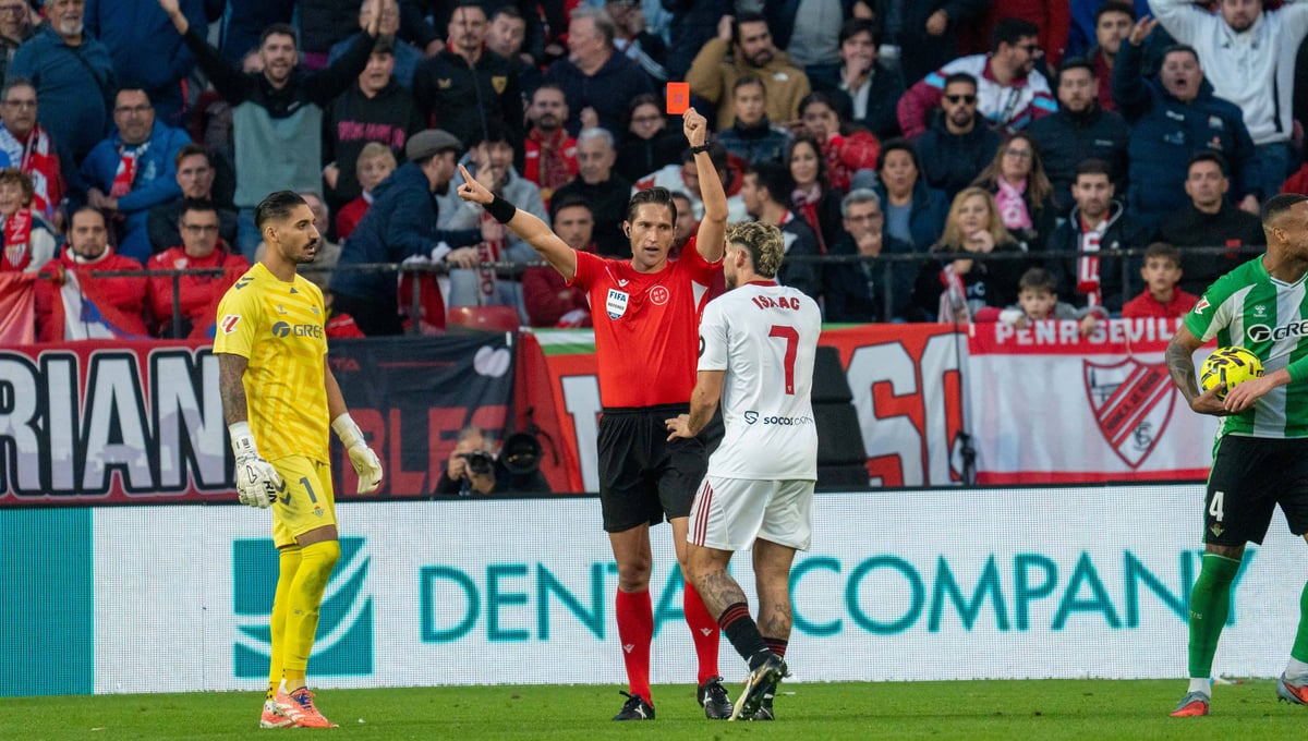 El Sevilla FC irá, de nuevo, hasta última instancia por Isaac Romero