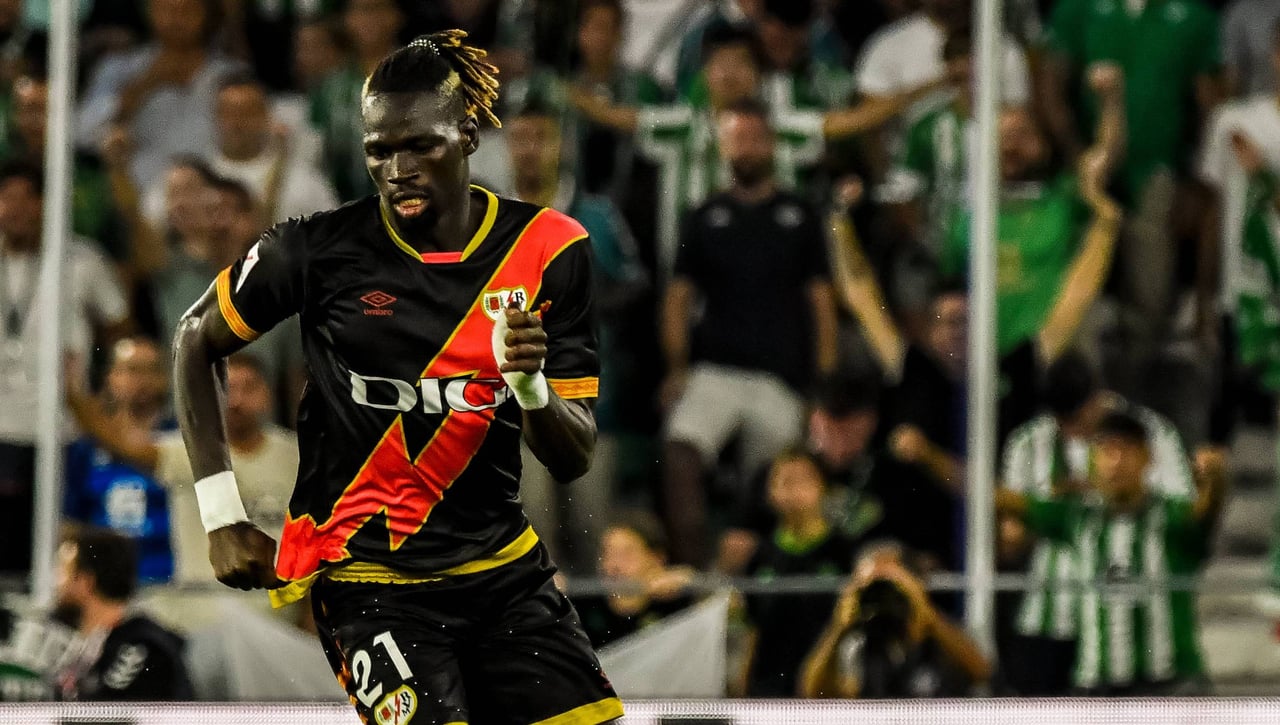 El Rayo cierra al sustituto de Pathé Ciss para el centro del campo