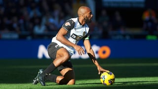 Foulquier se cae y cede el testigo a Max Aarons