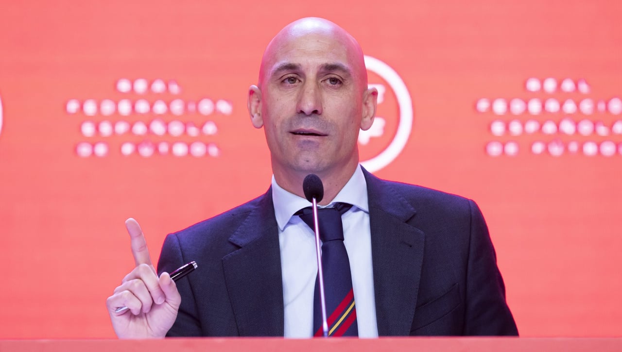 Rubiales no se disculpa, dice ser un "aficionado" más y culpa a Tebas