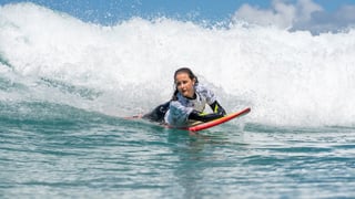 La historia de superación de Sarah Almagro, una andaluza que acaba de conquistar Hawái en una tabla de surf
