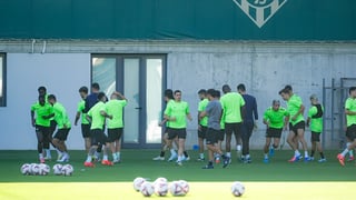 El Real Betis vuelve al trabajo con una novedad en la medular en la primera sesión sin Borja Iglesias