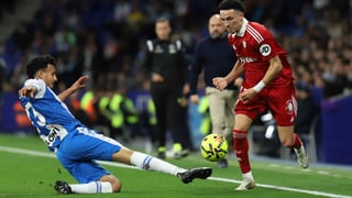 El látigo de la polémica azota al Sevilla: Vargas protestó un claro penalti de El Hilali y Gudelj reclamó otro por mano de Calero   