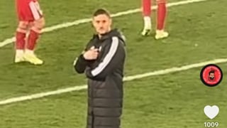 El inoportuno y desafortunado gesto de Guido Bonini a los sevillistas en Mendizorroza