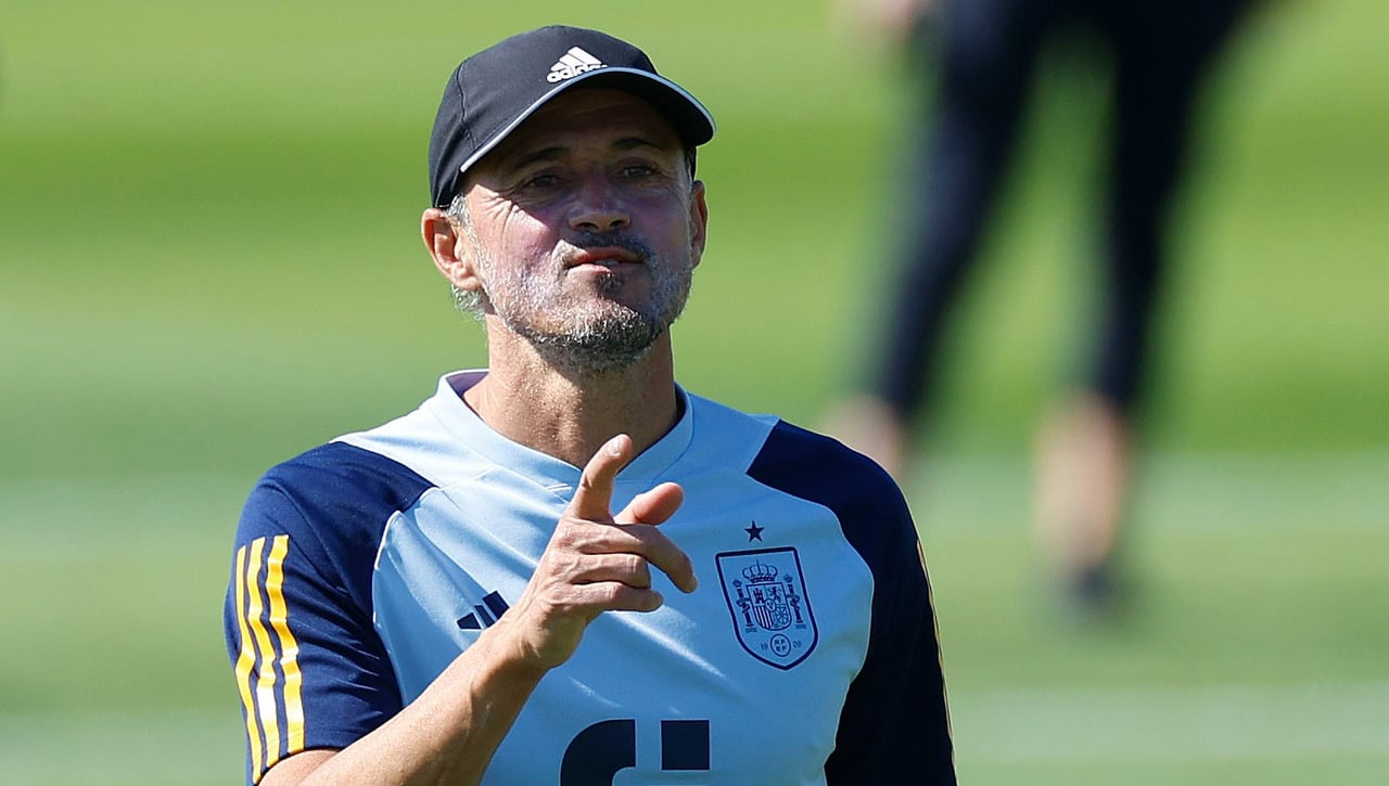 Tremendo palo de la mano derecha de Luis Enrique