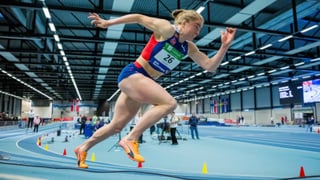 ¿Cuánto mide una pista de atletismo?