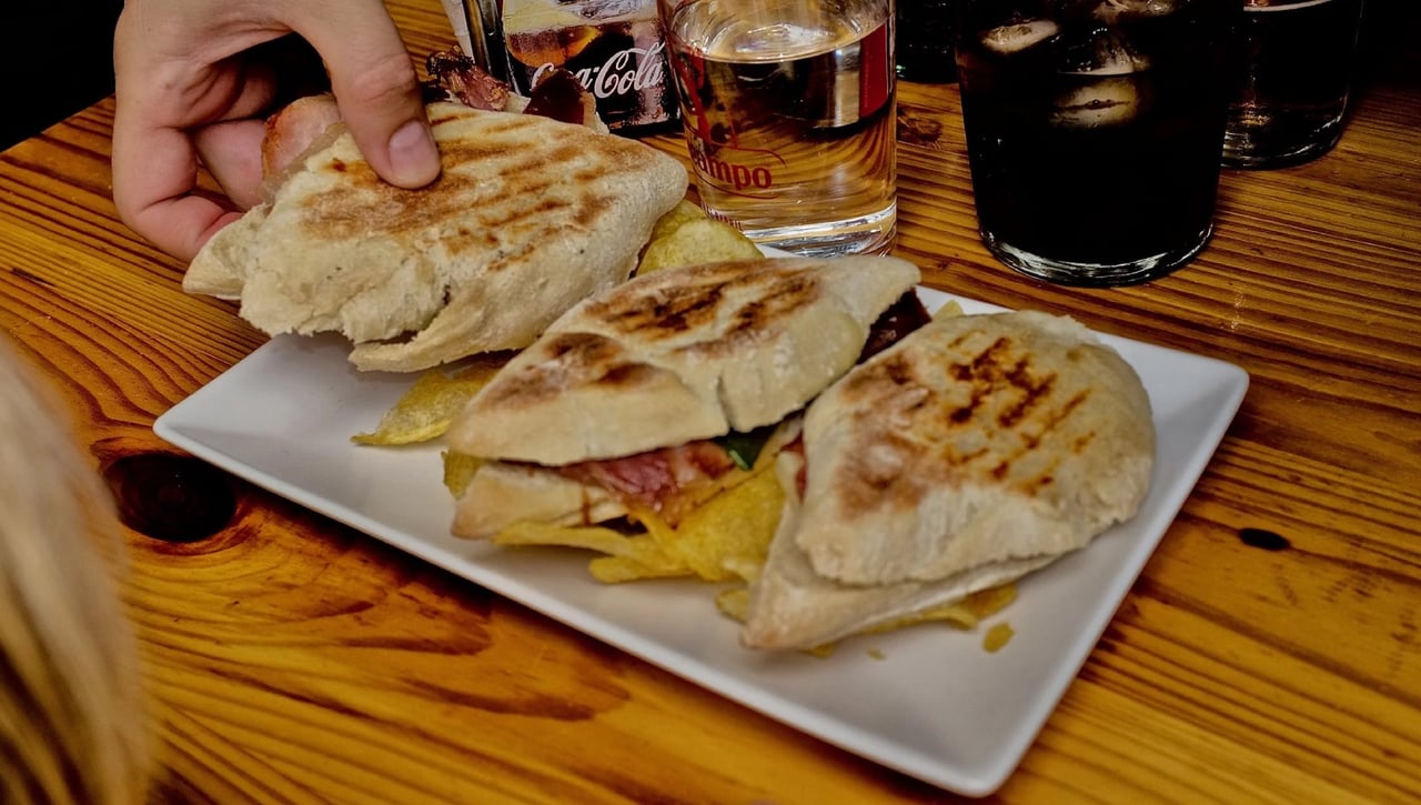 Prende fuego a un bar de Sevilla porque no había mayonesa para su montadito