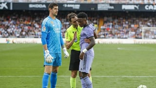 Lío en Mestalla: Vinicius señala a un aficionado por insultos racistas y la policía interviene
