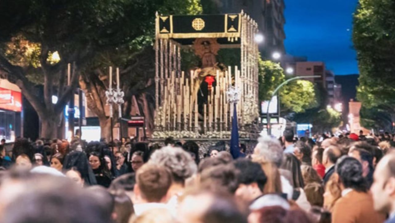 Vecinos piden "limitar" las procesiones fuera de la Semana Santa