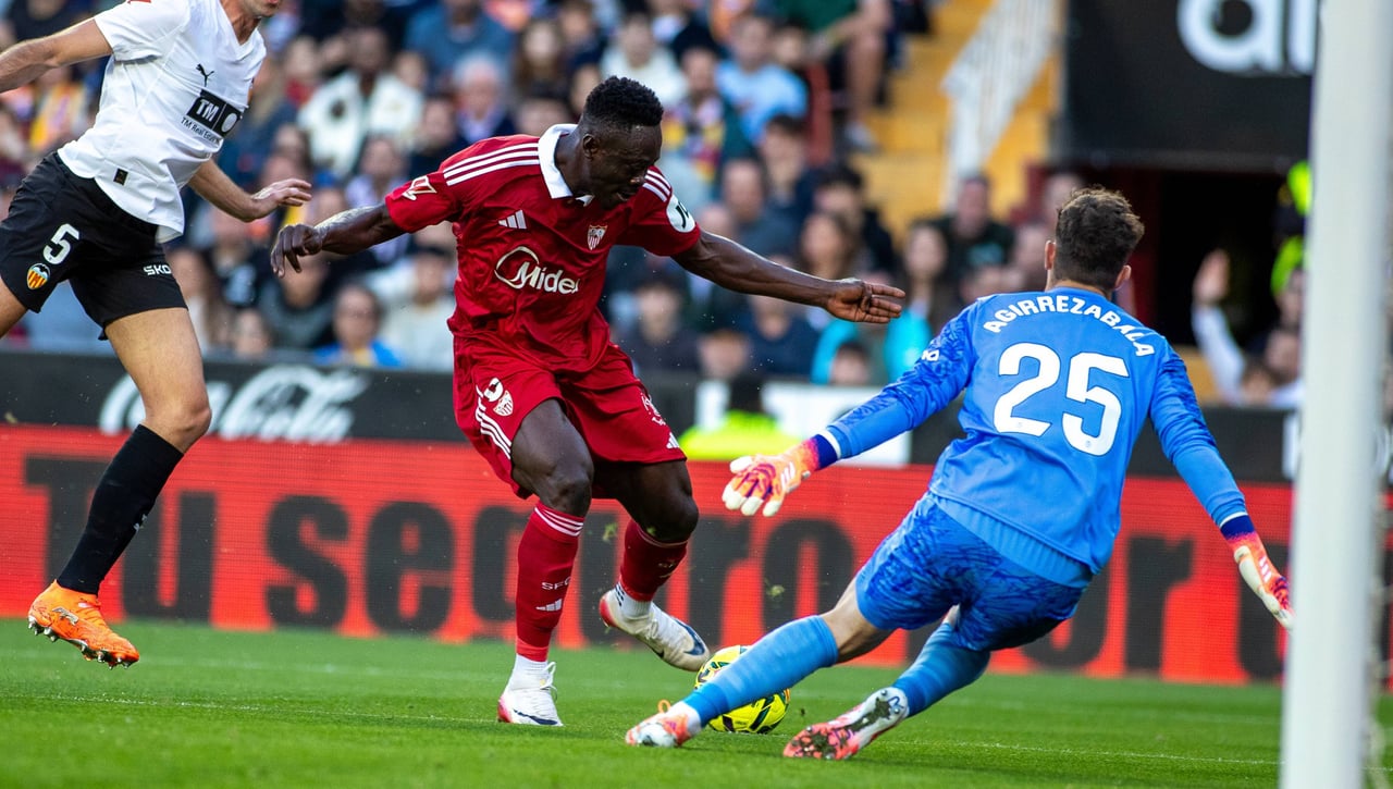 La inexplicable obstinación de Akor Adams: ¡22 veces en fuera de juego!