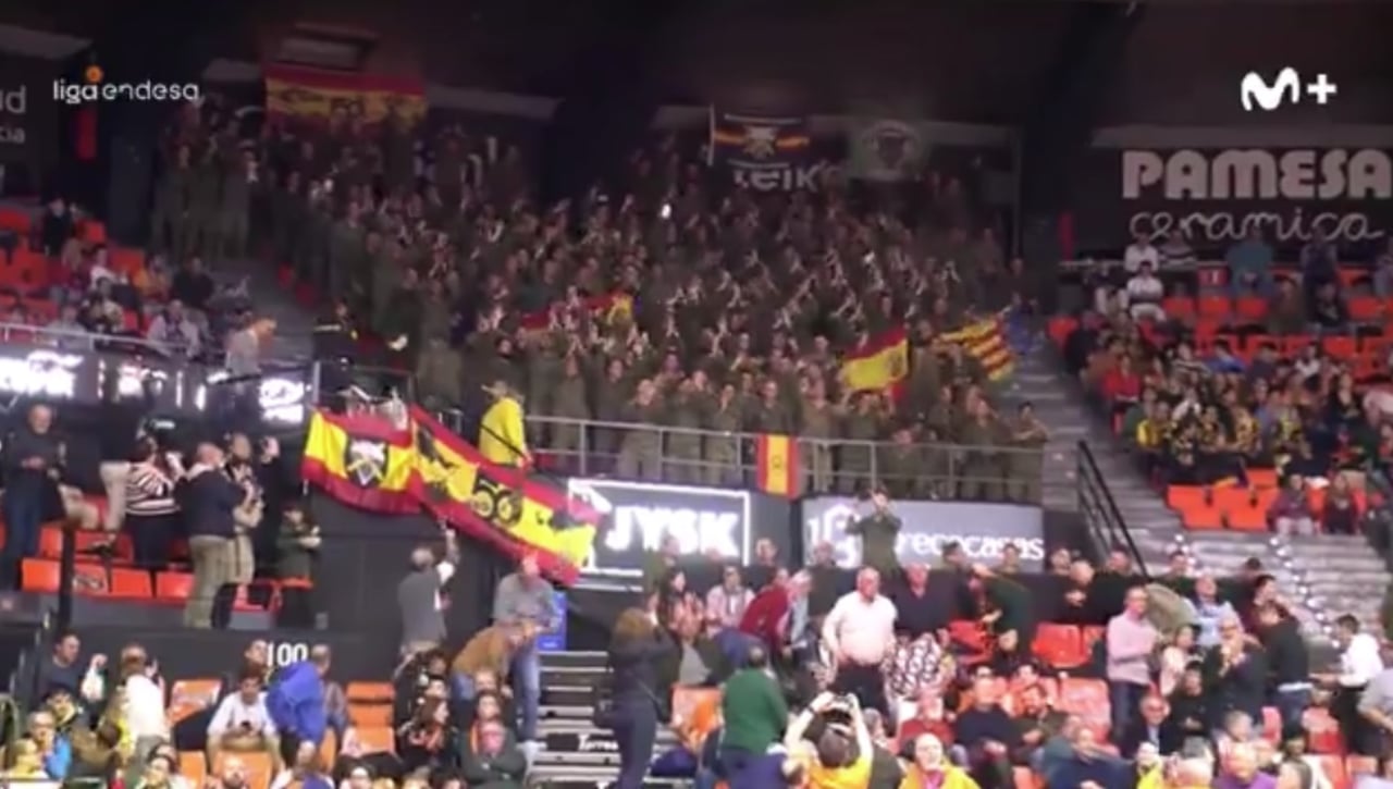 Militares en Valencia por la DANA se suman a la fiesta de la Fonteta