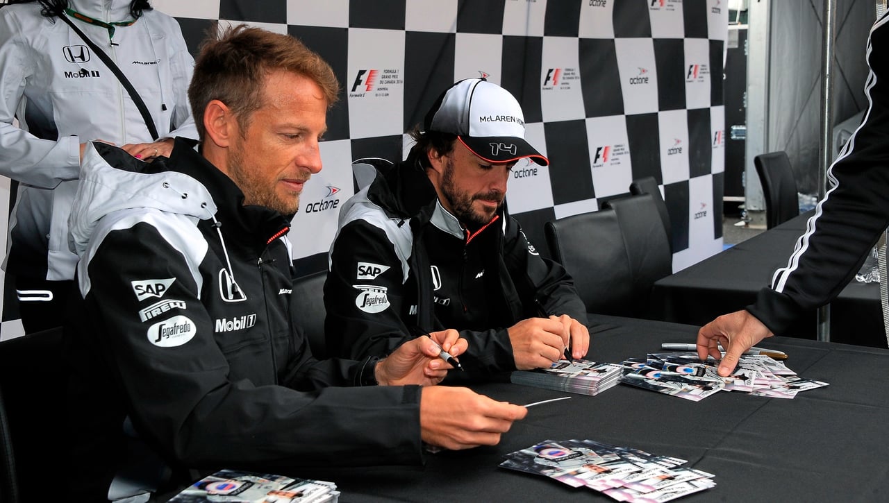 Button se parte la cara por Alonso