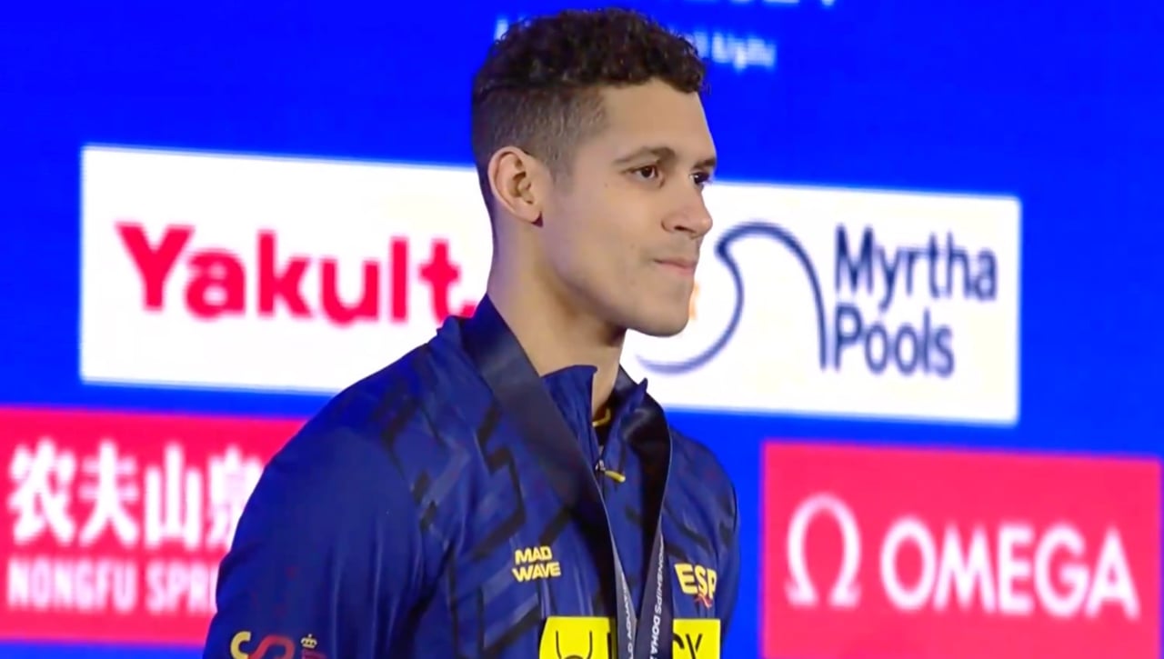 ¡Hugo González se proclama campeón del mundo en 200 espalda!