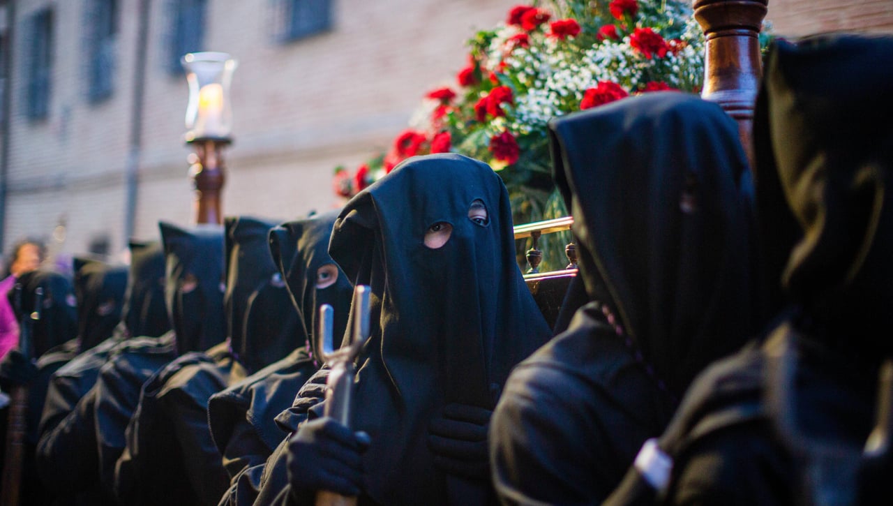 Una Semana Santa "con paraguas en la mano"