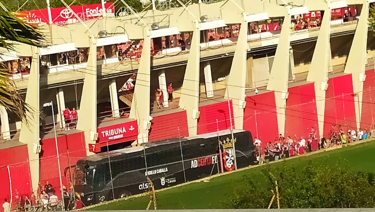 El calvario del Ceuta en Tarragona: Insultos racistas en TV3, apedreamiento del autobús...